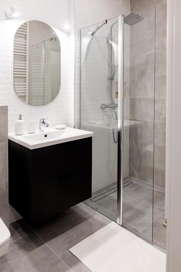 Downtown Apartments ,Next To Spodek-Free Parking Katowice Bagian luar foto